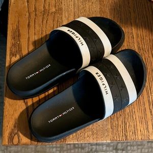 Tommy Hilfiger soccer slides! Navy blue. Size 5/5.5